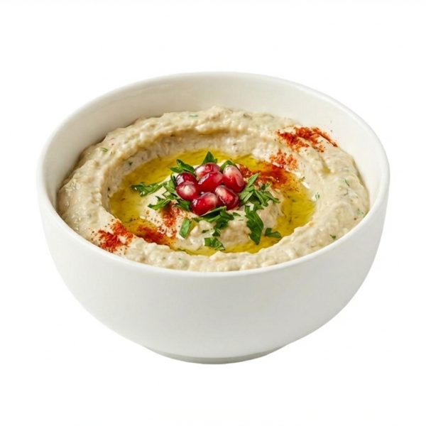 بابا غنوج شرقي أصيل من مطعم قوطه للمشويات بدمياط، مُحضّر من باذنجان مشوي طازج بطعم مدخن مميز وقوام ناعم، مثالي للتقديم مع المشويات والوجبات المختلفة.