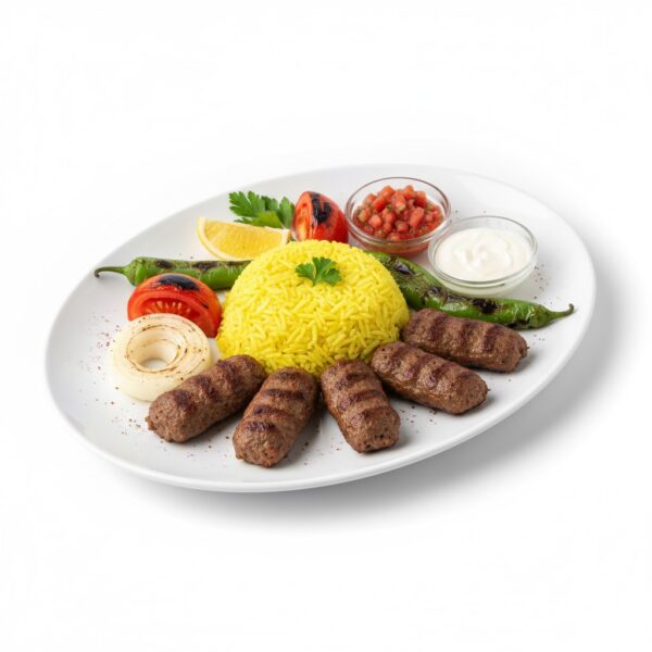 وجبة كفتة على الفحم من مطعم قوطه للمشويات، لحم طازج متبل بتوابل شرقية ومشوي على الفحم ليقدم نكهة قوية ورائحة شهية. مناسبة لمحبي المشويات الطرية والغنية بالطعم.