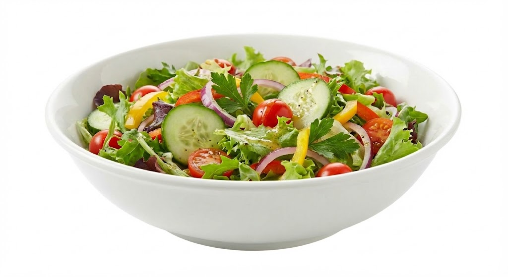 سلطة خضراء طازجة من مطعم قوطه للمشويات بدمياط، مُحضّرة من خضروات فريش وتتبيلة خفيفة ومنعشة، مثالية مع المشويات والوجبات الرئيسية.