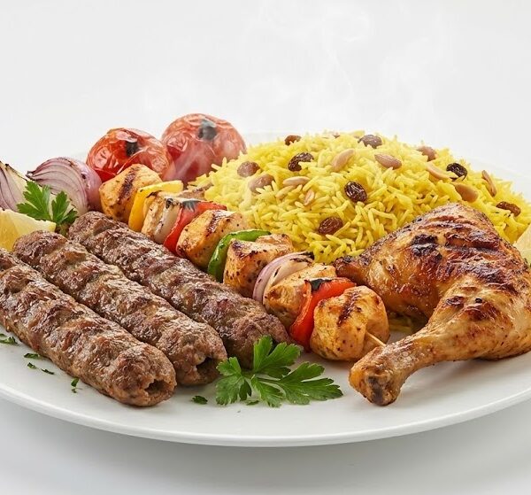 وجبة 3 قطع كفتة + 1 شيش + ربع فرخة مع أرز بسمتي من الكيلاني للمشويات استمتع بمذاق المشويات المصرية الأصيلة مع 3 قطع كفتة طرية، شيش مشوي، وربع فرخة طازجة، تقدم مع أرز بسمتي مفلفل لوجبة متكاملة ومشبعة.